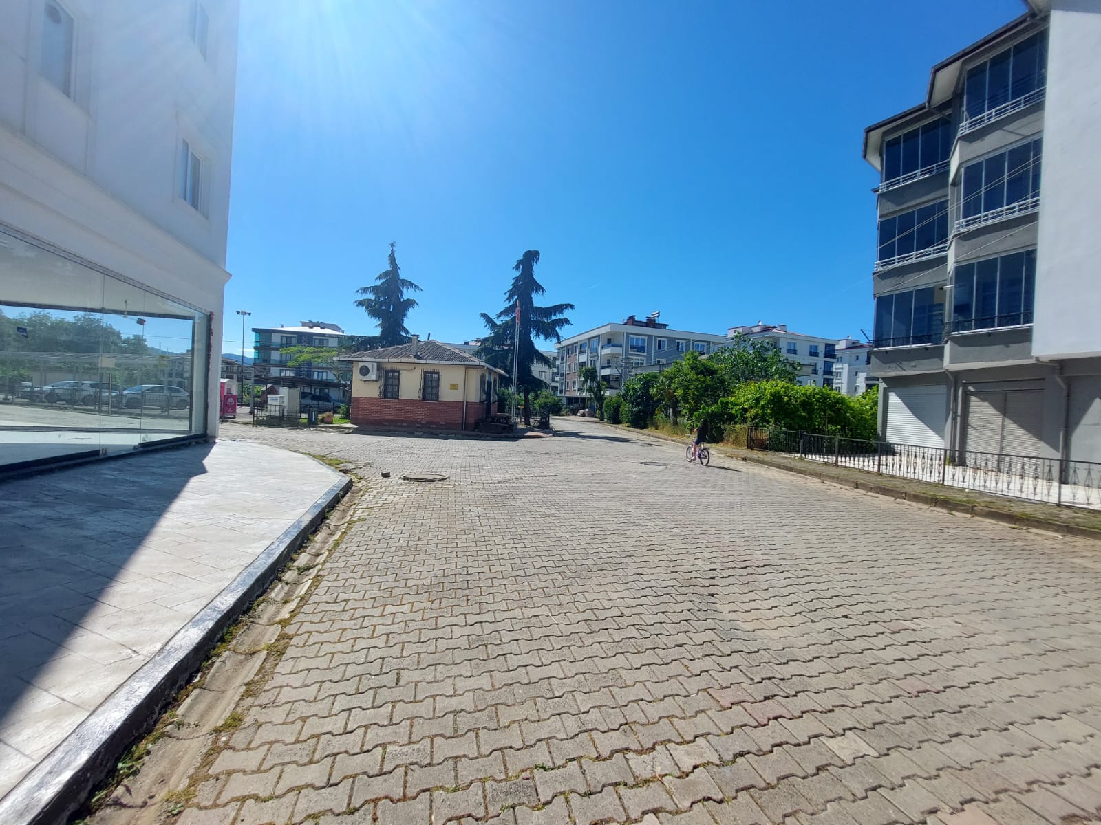 KUMBAŞI MAHALLESİNDE SAHİLE 100 METRE MESAFEDE KİRALIK 200 METREKARE İŞYERİ